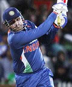 Sehwag blasts the kiwi bowlers on his way to his match winning 125 no in the 4th ODI